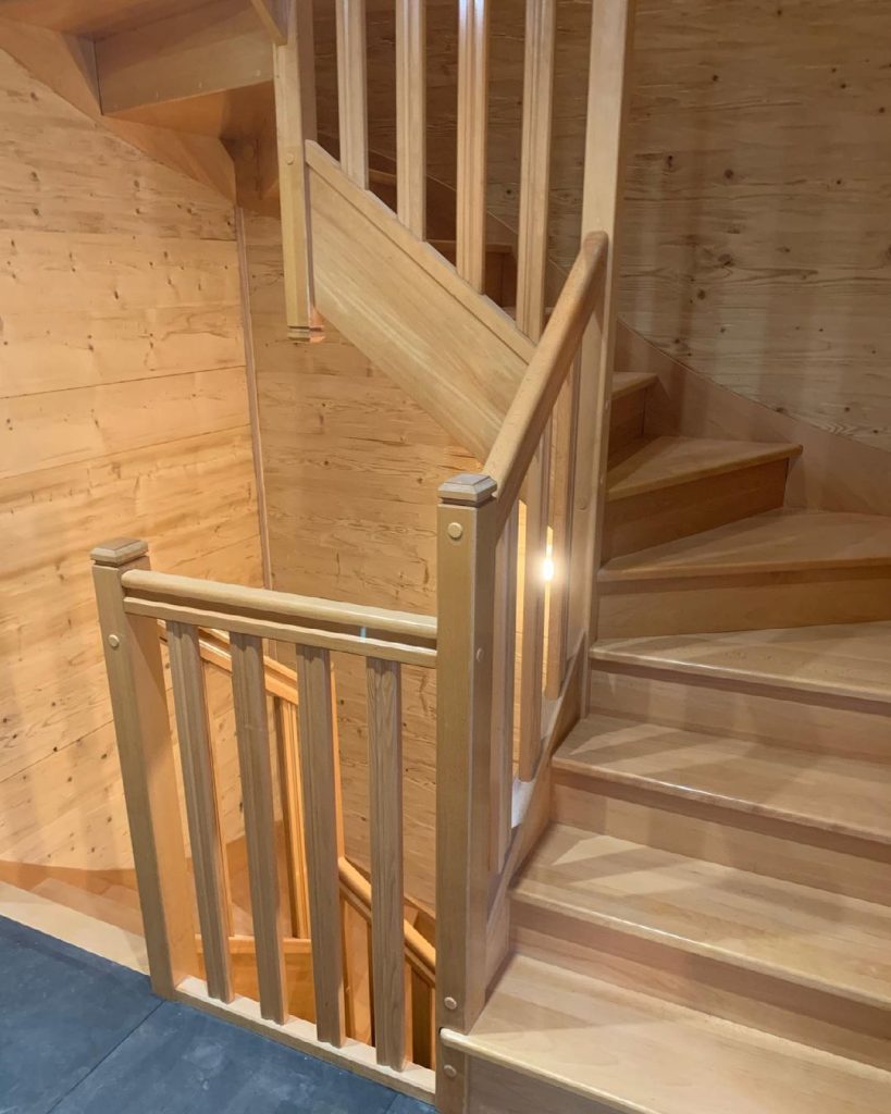 Escalier en hêtre, murs en bois rustique